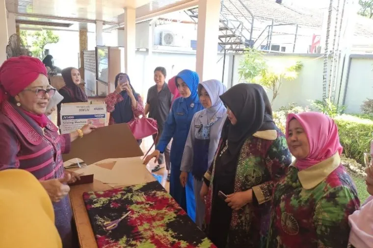Peserta pelatihan menjahit GOW Kota Padang serius mengikuti arahan dari instruktur di Palanta Rumah Dinas Wali Kota Padang, Rabu (21/5/2025). (Foto: Ist)
