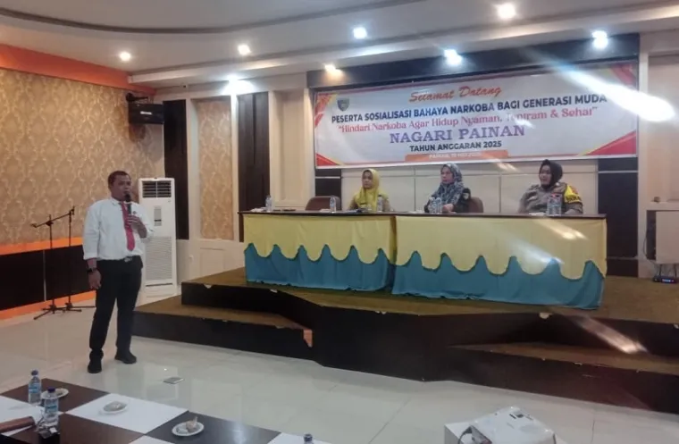Penyampaian materi bahaya narkoba oleh AKP. Hardi Yasmar, S.H  dalam kegiatan sosialisasi bahaya narkoba bagi generasi muda, yang digelar di Hotel Hannah Syariah Painan, Senin (19/5/2025). (Foto: Ist)