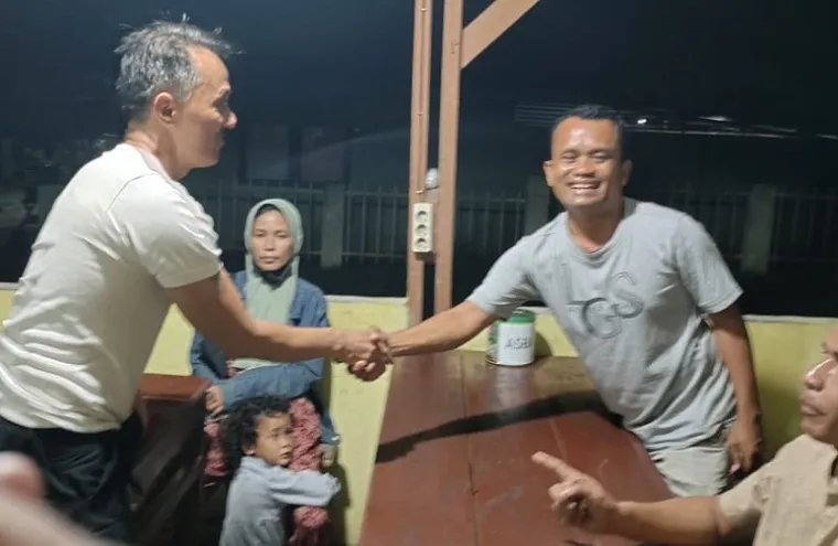 Kapolsek Silaut AKP Tri Sukra Martin, S.H, M.H memfasilitasi pertemuan damai antara warga dan pengendara mobil di Polsek Lunang-Silaut, Kamis (15/5/2025). (Foto: Ist)