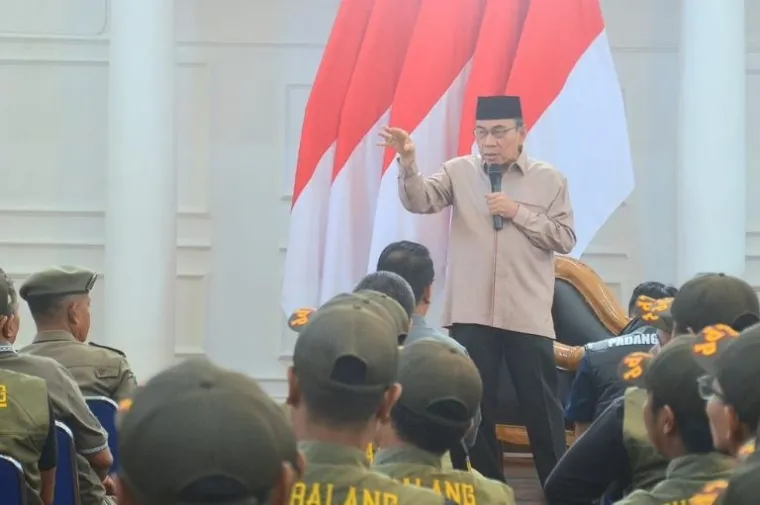 Wakil Wali Kota Padang Maigus Nasir berbincang bersama personel Satpol PP dan Dubalang Kota Padang saat acara silaturahmi di Aula Balai Kota Lama, Sabtu (17/5/2025). (Foto: Ist)