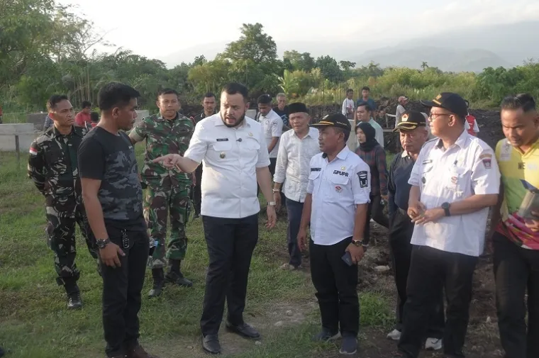 Wali Kota Padang Fadly Amran meninjau langsung pengerjaan normalisasi Bandar II untuk mengurangi banjir di kawasan Tunggul Hitam. (Foto: Ist)