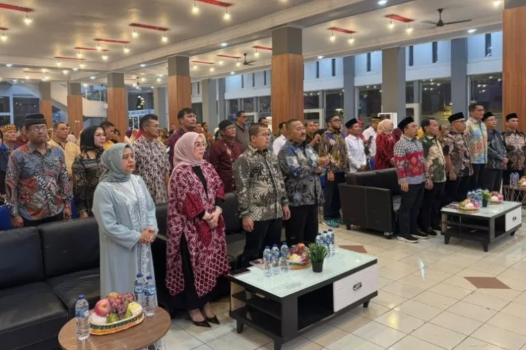 Tokoh masyarakat Piaman dan pengurus PKDP Kota Padang berfoto bersama seusai acara halal bi halal di Gedung Youth Center Bagindo Azis Chan, Sabtu (17/5/2025). (Foto: Ist)