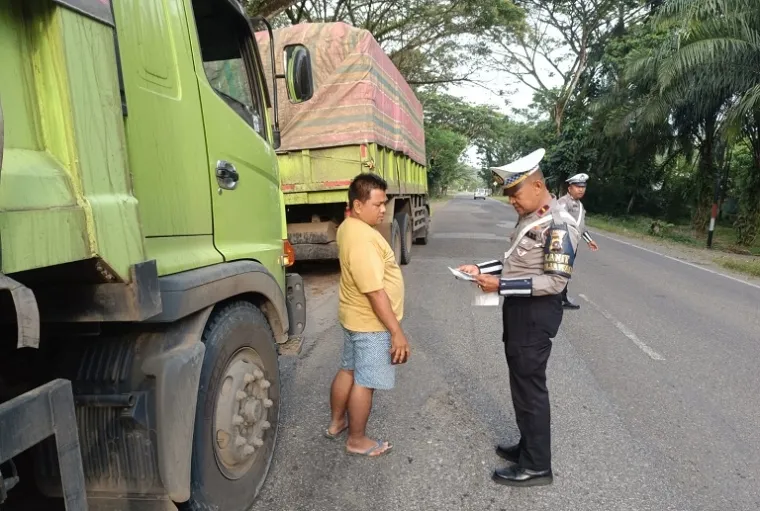 Petugas Satlantas Polres Dharmasraya menghentikan truk ODOL dalam razia di Jalan Lintas Sumatera untuk menindak pelanggaran berat dan menjaga keselamatan lalu lintas. (Foto: Ist)