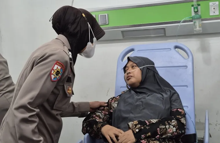 Polwan Padang Panjang langsung melaksanakan kegiatan trauma healing bagi para korban dan keluarga di RSUD Padang Panjang pada Rabu, (7/5/2025). (Foto: Ist)