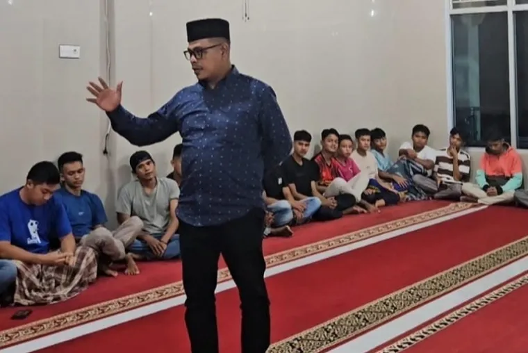 Wakil Bupati Risnaldi Ibrahim membuka Kejurda Sepak Takraw di GOR Zeini Zein, Painan, sambil memberi arahan soal pembenahan KONI Pessel. (Foto: Ist)