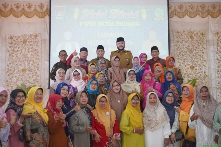 Kegiatan halal bihalal PWRI Kota Padang di Palanta Rumah Dinas Wali Kota, Senin (28/4/2025). (Foto: Ist)