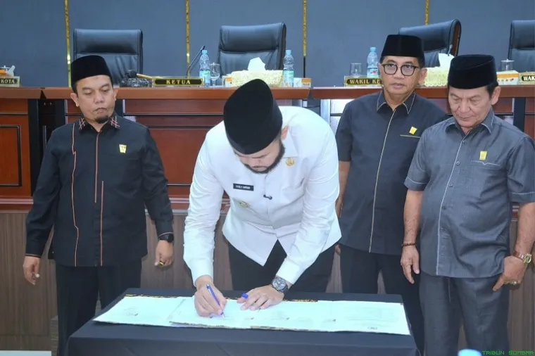 Ketua DPRD Kota Padang, Muharlion, bersama Wali Kota Fadly Amran saat rapat paripurna pengesahan tiga Ranperda strategis. (Foto: Ist)