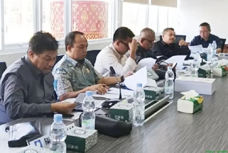 Suasana rapat Komisi II DPRD Kota Padang bahas LHP 2024. (Foto: Ist)