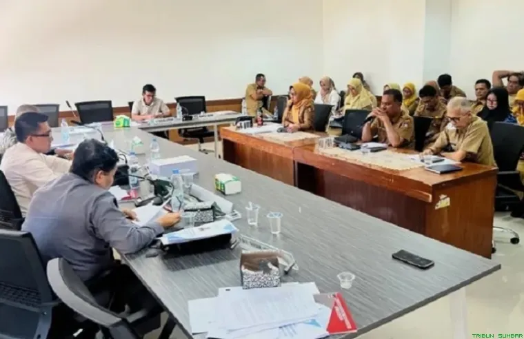 Suasana rapat Komisi II DPRD Kota Padang bahas LHP 2024. (Foto: Ist)