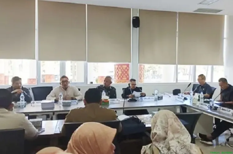 Suasana rapat Komisi II DPRD Kota Padang bahas LHP 2024. (Foto: Ist)