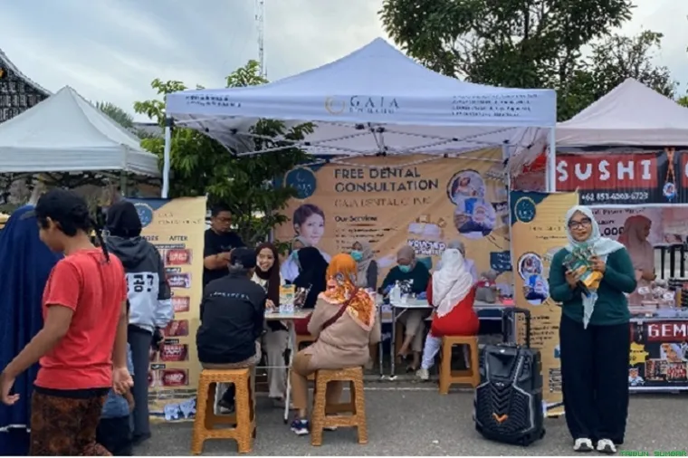 Pengunjung memadati booth GAIA Dental Clinic di Lapangan Kantin Bukittinggi untuk mendapatkan pemeriksaan gigi gratis, Minggu (25/5/2025). (Foto: Ist)