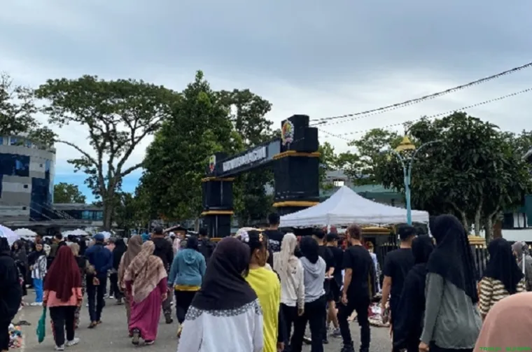 Pengunjung memadati booth GAIA Dental Clinic di Lapangan Kantin Bukittinggi untuk mendapatkan pemeriksaan gigi gratis, Minggu (25/5/2025). (Foto: Ist)