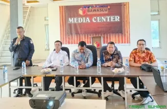 Ketua Bawaslu Pessel Afriki Musmaidi bersama stakeholder membahas fasilitasi layanan hukum dalam rakor di Aula Kantor Bawaslu Pessel. (Foto: Ist)