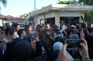 Wali Kota Padang Fadly Amran menemui pedagang Permindo yang menolak relokasi ke Fase VII Pasar Raya Padang, Selasa (27/5/2025). (Foto: Ist)
