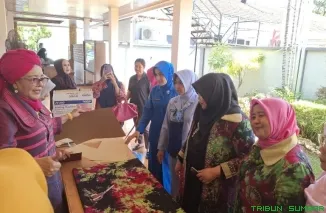 Peserta pelatihan menjahit GOW Kota Padang serius mengikuti arahan dari instruktur di Palanta Rumah Dinas Wali Kota Padang, Rabu (21/5/2025). (Foto: Ist)