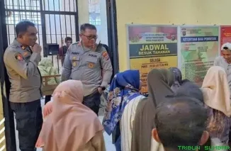 Kapolres Pesisir Selatan, AKBP Derry Indra S.I.K., M.H., secara mendadak melakukan pengecekan ke ruang tahanan Polres Pesisir Selatan pada Kamis, (1/5/2025). (Foto: Ist)