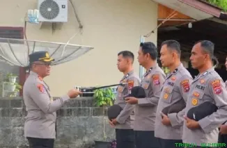 Kapolres Pessel AKBP Derry Indra memimpin apel dan pengecekan kedisiplinan serta kerapian seluruh personel di Mapolres Pesisir Selatan. (Foto: Ist)
