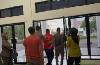 Kepala Kejaksaan Negeri Pasaman Barat saat konferensi pers penetapan dua tersangka korupsi pembangunan RSUD Ujung Gading. (Foto: Ist)