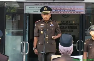 Kepala Kejaksaan Negeri Pesisir Selatan, Muhammad Jafli, memimpin upacara Peringatan Hari Kebangkitan Nasional ke-117 di halaman Kantor Kejari Pessel. (Foto: Ist)