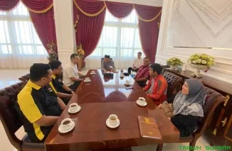 Wakil Wali Kota Padang Maigus Nasir menerima kunjungan Pimpinan MR. DIY, Rian Aziz, membahas kontribusi ekonomi dan program CSR di Balai Kota Aie Pacah. (Foto: Ist)