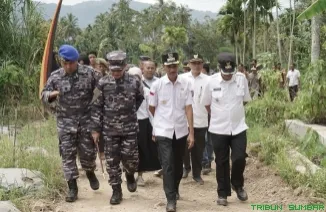 Wakil Bupati Solok Selatan meninjau hasil revitalisasi irigasi oleh Lantamal II Padang di Jorong Sungai Talu. (Foto: Ist)