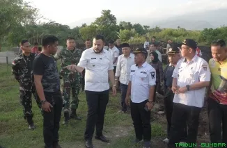 Wali Kota Padang Fadly Amran meninjau langsung pengerjaan normalisasi Bandar II untuk mengurangi banjir di kawasan Tunggul Hitam. (Foto: Ist)