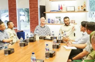 Wali Kota Padang Fadly Amran bersama Dubes Irlandia dan CEO Noble Solutions saat menandatangani kerja sama pendidikan internasional di Jakarta, Kamis (22/5/2025). (Foto: Ist)