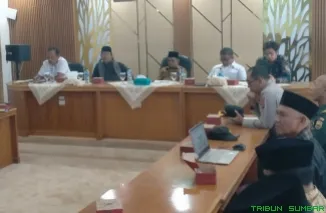 Wakil Bupati Solok, H. Chandra, S.H.I., membuka seminar bertema "Harmonisasi Hukum Adat dan Hukum Positif di Sumatera Barat". (Foto: Ist)