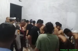 Petugas gabungan Polres Pesisir Selatan mengamankan 13 remaja dalam upaya mencegah tawuran di Kampung Baru, Minggu dini hari (18/5/2025). (Foto: Ist)