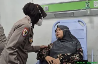 Polwan Padang Panjang langsung melaksanakan kegiatan trauma healing bagi para korban dan keluarga di RSUD Padang Panjang pada Rabu, (7/5/2025). (Foto: Ist)