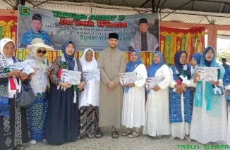 Syaikh Yahia Taha dari Palestina menyampaikan tausiah saat Tabligh Akbar dan penggalangan donasi di RTH Muara Labuh, Solok Selatan. (Foto: Ist)
