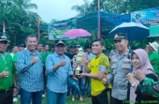 Wakil Bupati Pesisir Selatan Risnaldi Ibrahim, didampingi Kadispora Suhendri, serahkan tropi pada laga final turnamen sepak bola Nagari Cup. (Foto: Ist)