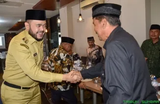 Wali Kota Padang Fadly Amran bersama Ketua KAN se-Kota Padang membahas rencana Perda Lembaga Adat dan Budaya Minangkabau di Rumah Makan Sederhana. (Foto: Ist)