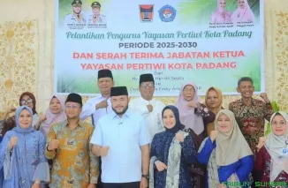 Wali Kota Padang, Fadly Amran, secara resmi melantik dan mengukuhkan Ny. dr. Dian Puspita Fadly Amran, Sp.JP sebagai Ketua Pengurus Yayasan Pertiwi Kota Padang untuk masa bakti 2025--2030. (Foto: Ist)