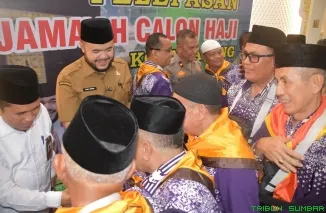 Wali Kota Padang Fadly Amran melepas 423 calon jamaah haji Kloter 14 di Masjid Agung Nurul Iman, seraya mendoakan keselamatan dan kelancaran ibadah di Tanah Suci. (Foto: Ist)