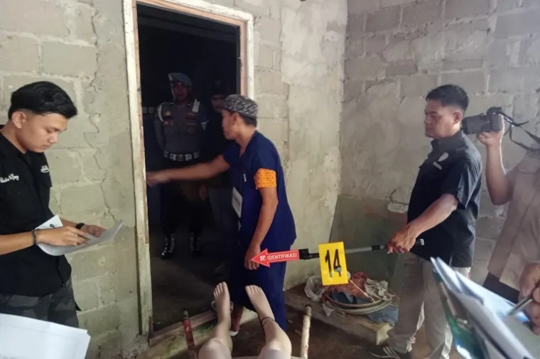 Petugas kejaksaan dan kepolisian menyaksikan pelaku BSI memperagakan 18 adegan rekonstruksi pembunuhan sadis di Cafe Bukit Rangsam, Painan Selatan, Kamis (12/6/2025). (Foto: Ist)