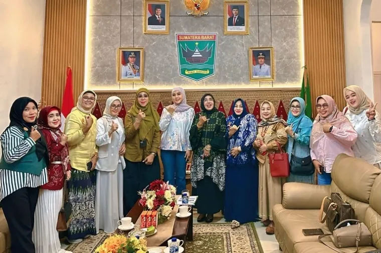 Ketua Umum PWPS, Wiwik Mairawita Marlis, bersama Ny Detta Vasco dan pengurus PWPS saat audiensi membahas kolaborasi organisasi perempuan di ruang tamu Wagub Sumbar, Jumat (13/6/2025). (Foto: Ist)