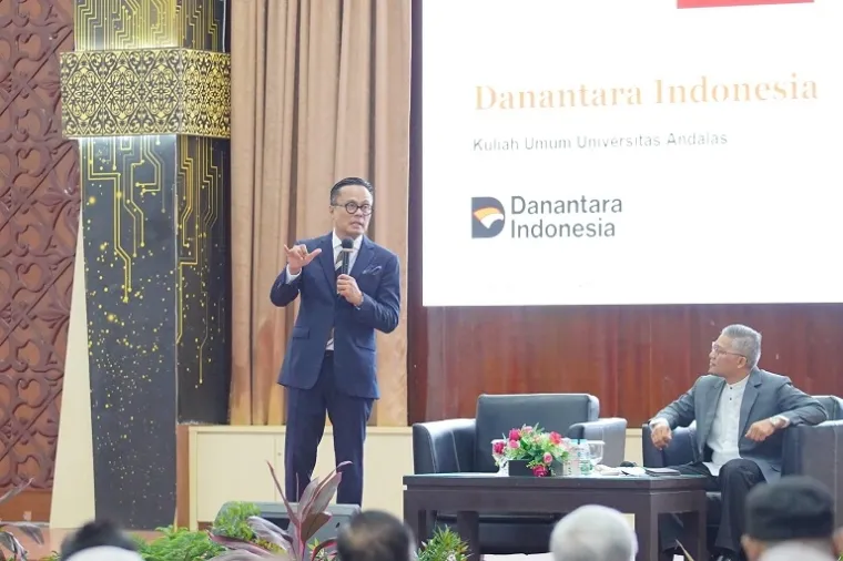 Wakil Menteri BUMN sekaligus COO Danantara, Dony Oskaria, memberikan kuliah umum di Universitas Andalas, Padang, tentang sinergi Danantara, BUMN, dan kampus dalam membangun kedaulatan ekonomi Indonesia. (Foto: Ist)