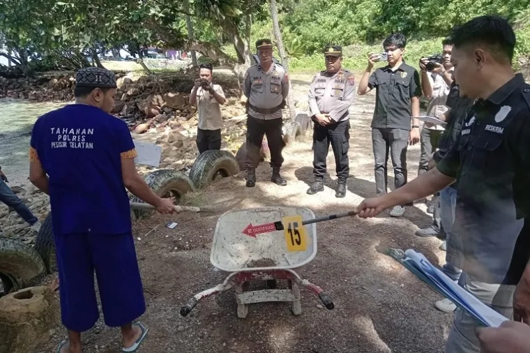 Pelaku BSI memperagakan 18 adegan rekonstruksi pembunuhan sadis di hadapan penyidik Kejaksaan dan Polres Pesisir Selatan. (Foto: Ist)