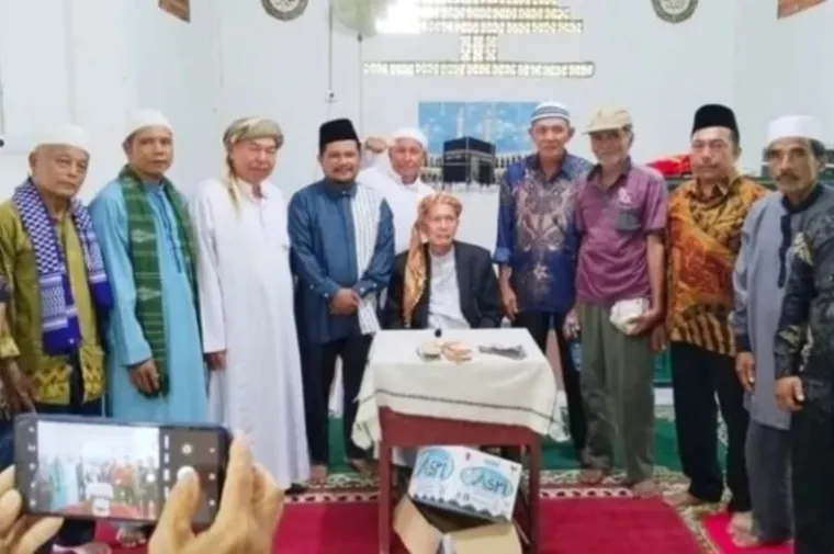 Anggota DPRD Sumbar Hanapi Lubis berdialog dengan warga usai Tablig Akbar di Kampung Bangih, Pasaman, serap langsung aspirasi pembangunan jalan dan jembatan. (Foto: Ist)