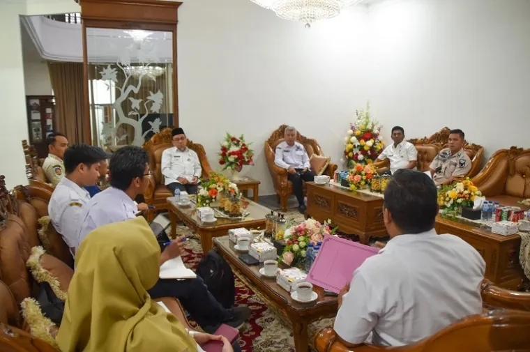 Wakil Wali Kota Padang, Maigus Nasir, saat memimpin rapat koordinasi persiapan Pergelaran Seni rutin di kawasan Pantai Padang, Rabu (4/6/2025). (Foto: Ist)