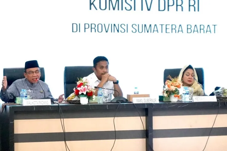 Wakil Wali Kota Padang, Maigus Nasir, bersama Ketua Komisi IV DPR RI, Siti Hediati Soeharto, saat menghadiri kunjungan kerja di Auditorium Gubernuran Sumbar, Jumat (20/6/2025). (Foto: Ist)