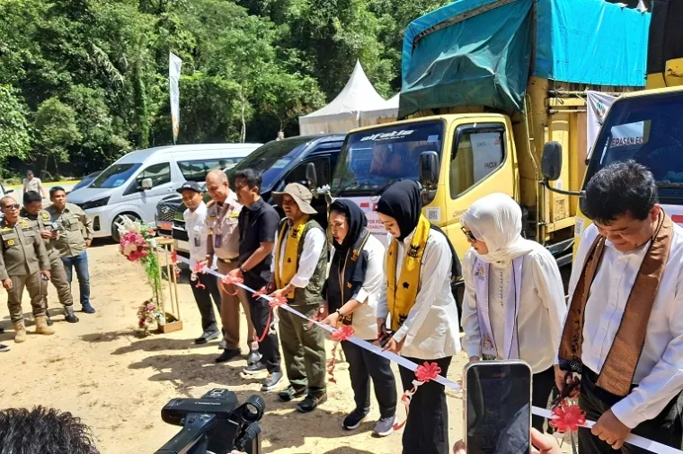 Ekspor perdana 8 ton kopi dari Koperasi Luhak Bungsu ke Dubai dilepas langsung oleh Menteri Kehutanan dan Komisi IV DPR RI. (Foto: Putra)