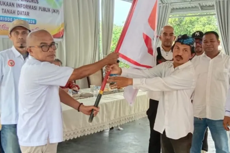 Ketua PJKIP Provinsi Sumatera Barat Almudazir melantik pengurus PJKIP Kabupaten Tanah Datar di Gazebo Rumah Aspirasi Parak Juar. (Foto: Ist)