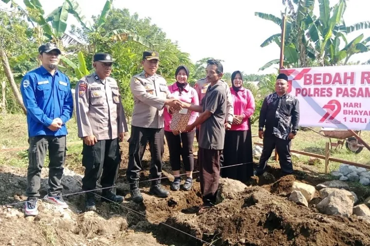 Kapolres Pasaman Barat bersama jajaran menyerahkan bantuan bedah rumah kepada Alia Candra dalam rangka Hari Bhayangkara ke-79. (Foto: Ist)