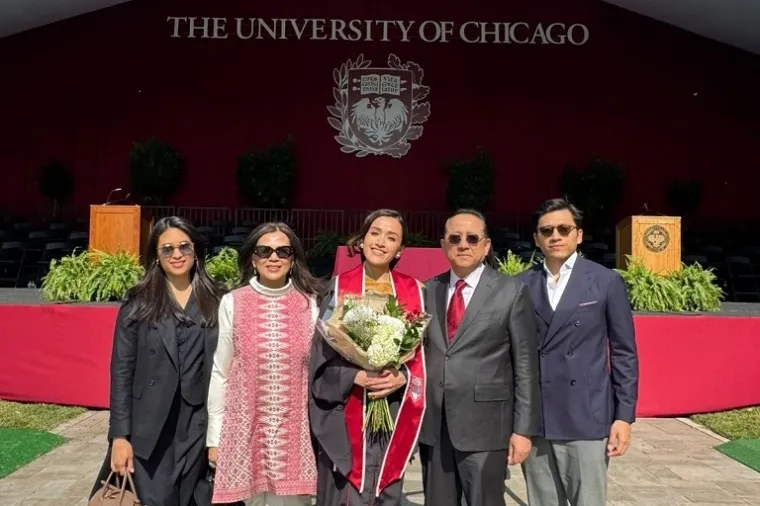 Andari Gusman, putri Minangkabau yang sukses menyelesaikan studi MBA di University of Chicago Booth School of Business, foto bersama di hari wisuda bersama keluarga di Chicago, AS. (Foto: Ist)