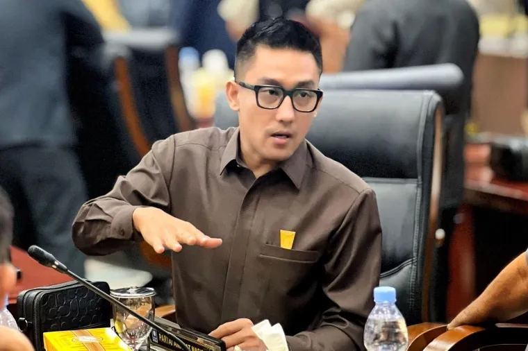 Ketua Komisi II DPRD Padang, Rachmad Wijaya, menyoroti praktik parkir liar dan pelayanan buruk di kawasan wisata Pantai Padang. (Foto: Ist)