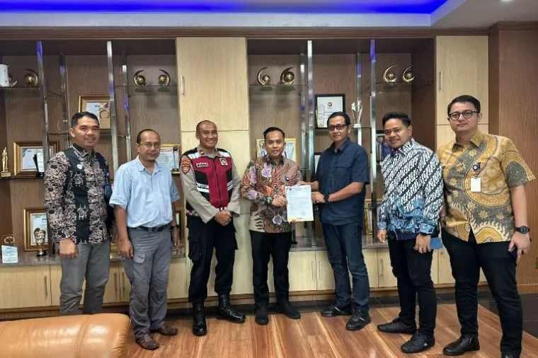 Waketum PELTI Sumbar Novi Hendri dan Sekretaris Panpel Risky Syahputra audiensi dengan Dirut Bank Nagari, bahas dukungan sponsorship Rally Fest 2025, Kamis (19/6/2025). (Foto: Ist)