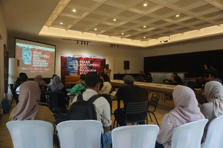 Peserta dan narasumber DKT kelima Pekan Nan Tumpah 2025 berdiskusi aktif di Ruangtemu Nan Tumpah, membahas praktik alih media dalam seni lintas disiplin. (Foto: Ist)