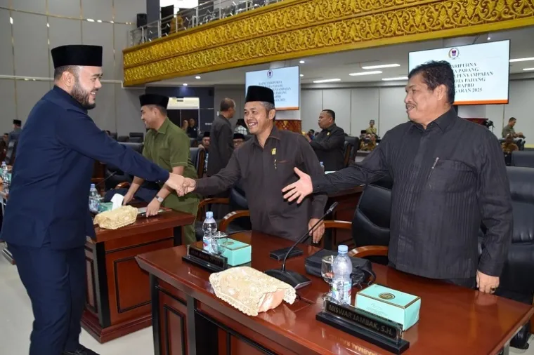 Wali Kota Padang Fadly Amran menyampaikan Nota Keuangan dan Ranperda Perubahan APBD 2025 dalam Rapat Paripurna DPRD Kota Padang, Senin (30/6/2025). (Foto: Ist)
